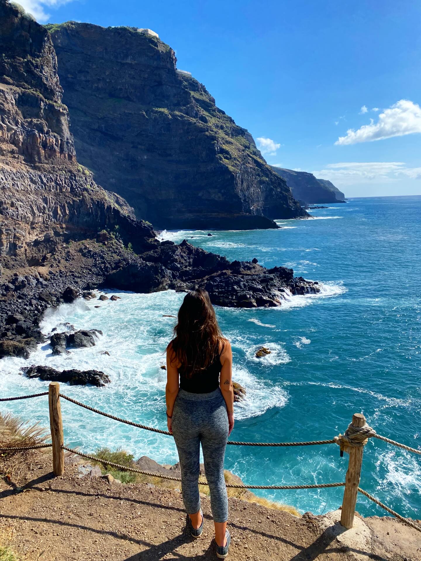 EL BAILE 
Tras las palabras, 
me descubro.
Solo hace falta saber leer.
Entre líneas,
me desnudo.
Solo hace falta saber ver. 

No es que trate de ocultarme,
pues soy color transparente.
Pero a mi esencia le gusta este baile.

Encontrar el ritmo adecuado
y disfrutar de cada acorde, 
es un placer delicado. 

Descifrar mis movimientos,
lo que siento, lo que pienso,
lo que quiero en cada momento. 

Pero el acceso es restringido
pues no cualquiera es capaz.
Mis letras están de testigo. 
 
Tras las palabras,
me descubro.
Solo hace falta saber leer. 

#elbaile #poesiaeninstagram #palabras #me #picturepoetry