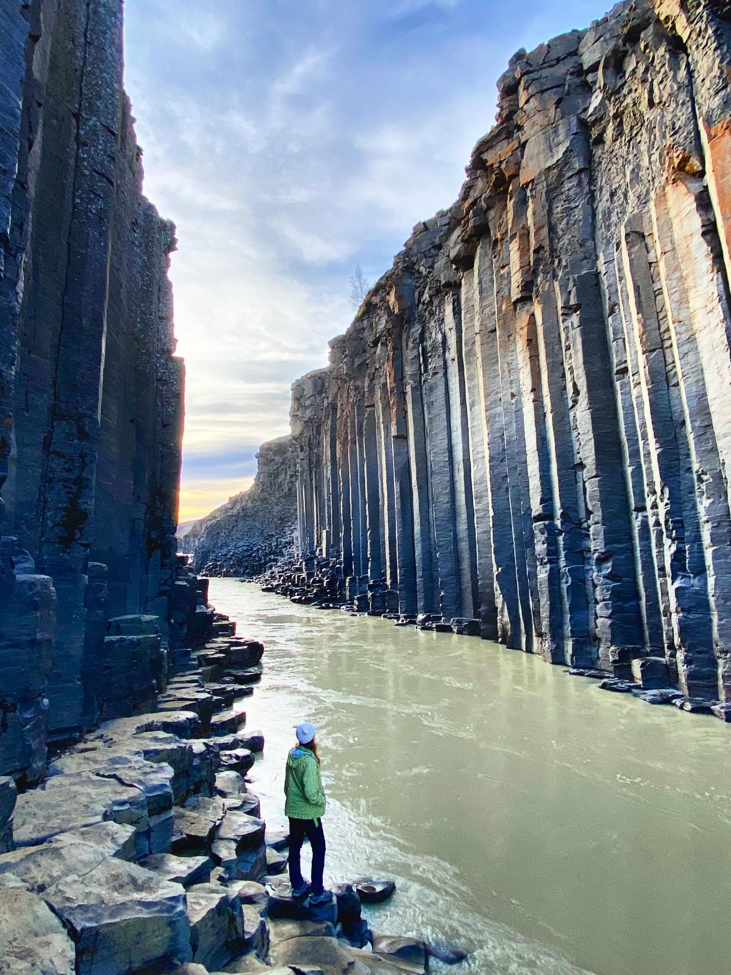 EL ESPEJO

Prefiero no huir. 

Y es que no se puede huir hacia delante, 
porque no se pueden saltar las pantallas.
Puedes intentar hacerte el truco,
pero aparecerán allá donde vayas. 
Puedes contarte mentiras,
pero tú sabes que lo son, 
es como adelantarte el reloj
para intentar no llegar tarde.
Puedes tomar café sin azúcar
y acompañarlo con un bombón.
Puedes ponerte antiojeras
y retrasar la hora de ir a dormir.
Puedes estudiar lo que tiene salida
y buscar la salida desesperadamente cuando te contraten en el puesto de tu vida. 
Puedes tener hijos porque toca
y dar a luz una vida que se desboca. 
Puedes quedarte con la vuelta equivocada
y hacer como si nada 
y llorar cuando te toman el pelo. 
Puedes decir te quieros de mentira
y preguntarte por qué nadie te dice la verdad. 
Puedes sonreír cuando todo vaya mal
y quejarte en el cumpleaños de tu abuela
mientras ella sopla las velas 
(quizá sea la última vez que lo hará).

Pero yo prefiero no huir. 
No salió bien cuando lo hice.
Acepto que cometo errores,
aunque no siempre haga los honores.
A veces acierto y estoy en lo cierto,
y consigo la recompensa, 
que no siempre es un premio.
Elijo mostrarme vulnerable, 
a veces torpe o pesada o políticamente incorrecta,
pero otras tierna y amable y simpática. 
Auténtica. 
Esta niña que sigo siendo me pide a gritos salir. 
Y yo ni puedo ni quiero decirla que no; 
tiene derecho a vivir. 
A ser vista y escuchada.
A intentar y equivocarse. 
Y a dar en la diana. 
Y si la cosa se tuerce, 
pues se para uno y la endereza como puede.

(Si huyes, tú sombra te alcanzará.
De ti mismo no puedes irte, 
pero sí puedes abrazarte y descubrirte). 

Me quedo conmigo.

#espejo #poesiaeninstagram #me #palabras #poesia
