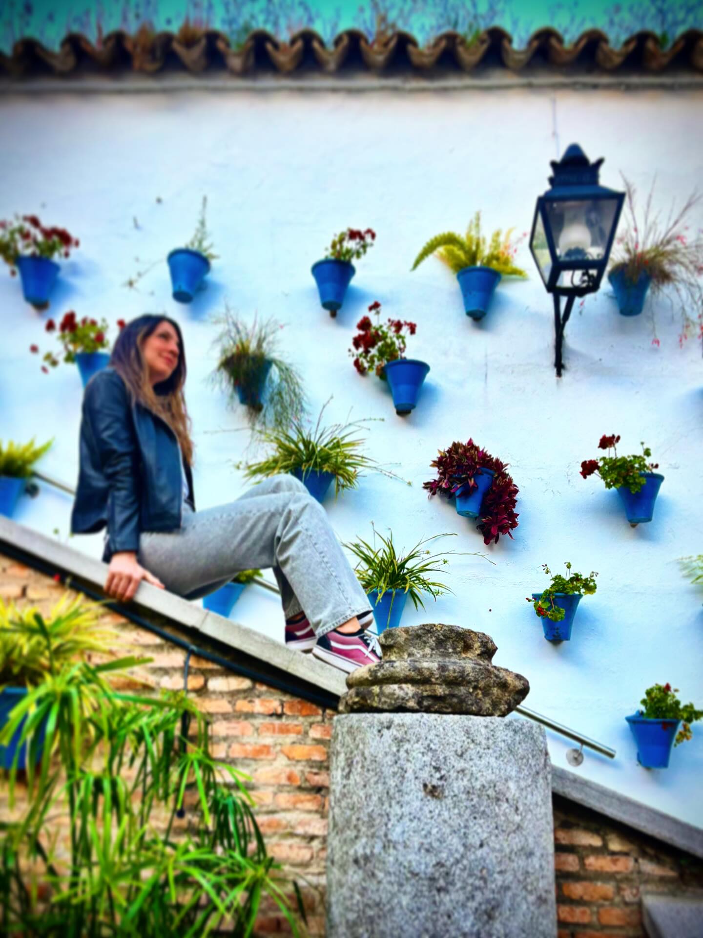 ALQUIMIA
Volver a ser yo,
como si hubiese dejado de serlo.
Avanzar dos pasos sin retroceder tres.
A veces uno no sabe dónde pone los pies 
y puede salirse de sí mismo. 
Y por un tiempo danzar sin ritmo,
caminar rebobinando,
acelerar a cámara lenta, 
intentar acortar por el camino de vuelta,
saltando, corriendo, nadando. 
Y todo por evitar una cuesta
o un terreno pantanoso, 
pero que era el camino adecuado. 
Hay pantallas que no se pueden saltar. 
No hay un comando a introducir
que te permita salir.
Tan solo se puede jugar 
hasta pasar a la siguiente fase, 
aprender de los errores, 
disfrutar del viaje.
Al final da igual que cambie el paisaje, 
que cambie yo, o mi equipaje. 
Seguiré siendo yo,
sea cual sea la aventura, 
la lección, los personajes…
Si alguien ha de acompañarme,
o si he de hacerlo sola, 
solo soy quien sé ser. 
Sea lo que sea…

#alquimia #me #poesiaeninstagram #poesia #metamorfosis