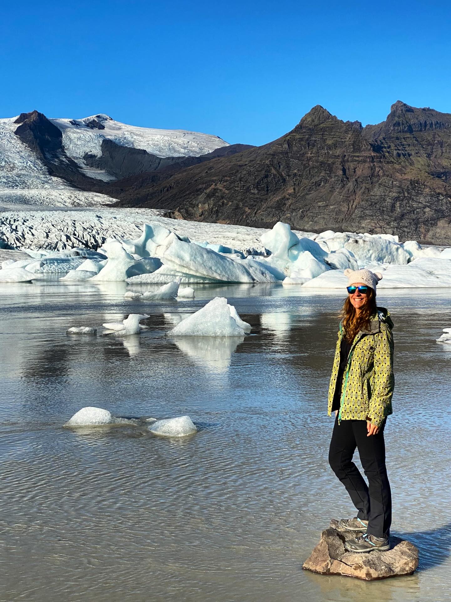 LUNES AZUL
Será que el tiempo está revuelto…
Será este lunes de desconcierto.
Enero es el mes de los comienzos,
dicen que los principios son duros, 
será que es eso.

Serán estos cielos nublados, 
o con suerte de nubes y claros,
o este frío que encoge los miembros,
dejando al corazón sentirse amordazado. 

Será que el invierno nos mediatiza, 
nos congela por dentro, nos paraliza.
Que las tardes color noche nos adormecen,
o que el gris nos envuelve, nos oscurece. 

No tengo clara la razón, el origen, el motivo.
No sé si solo lo siento yo, 
no sé si acierto o si no atino.
Quizá no hay que buscar culpables…

Tan solo quiero entrar en calor,
sentirme latir, encender el motor,
que el sol me acaricie con sus rayos,
disfrutar otra vez de los días largos.

Será tan fácil como esperar, 
con calma ver cómo avanza el calendario
y arañarle a esta luz los colores primarios.
Y dejarme mecer…
Entonces será. 

#lunesazul #bluemonday #poesiaeninstagram #mymuso #enero